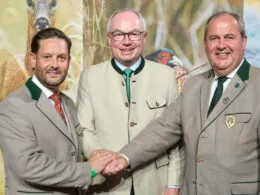 Christoph Metzker, Stephan Pernkopf und Josef Pröll beim Landesjägertag 2025 des NÖ Jagdverbandes, Handschlag als Zeichen der Übergabe