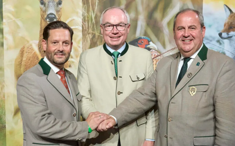 Christoph Metzker, Stephan Pernkopf und Josef Pröll beim Landesjägertag 2025 des NÖ Jagdverbandes, Handschlag als Zeichen der Übergabe