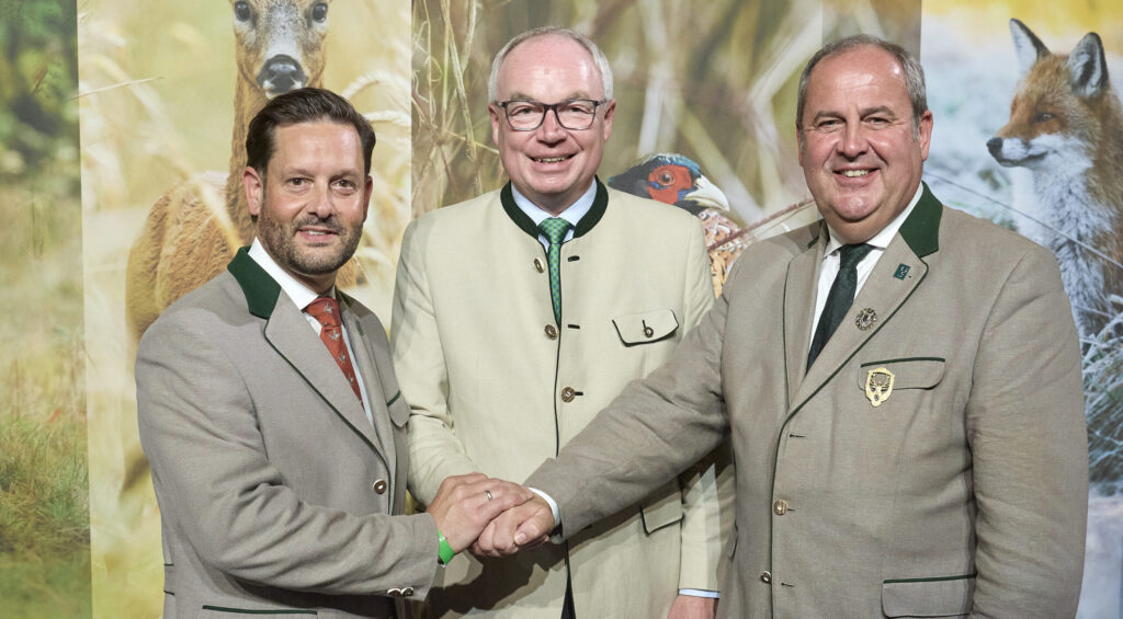 Christoph Metzker, Stephan Pernkopf und Josef Pröll beim Landesjägertag 2025 des NÖ Jagdverbandes, Handschlag als Zeichen der Übergabe