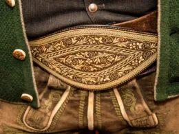 Aufwendiges Stickmuster eines traditionellen Ranzens