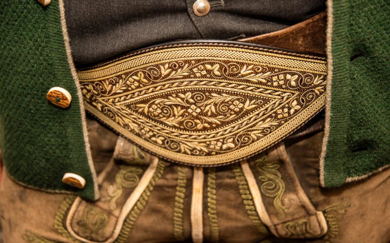 Aufwendiges Stickmuster eines traditionellen Ranzens