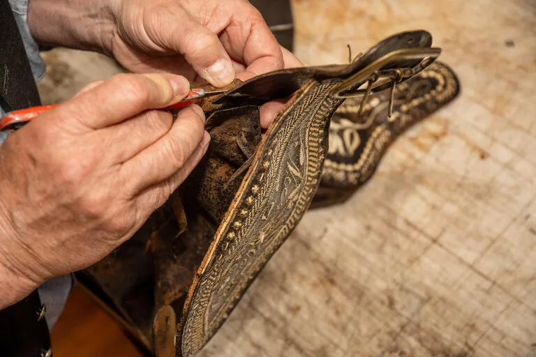 Nahaufnahme einer traditionellen Federkielstickerei auf Leder