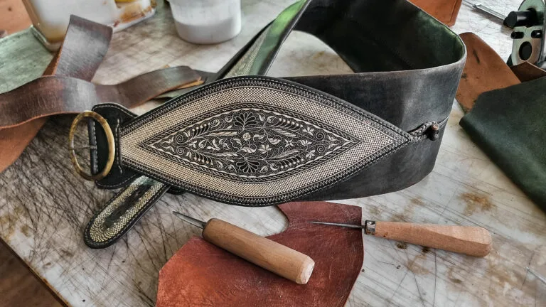 Aufwendig bestickter Ranzen mit traditionellen Werkzeugen