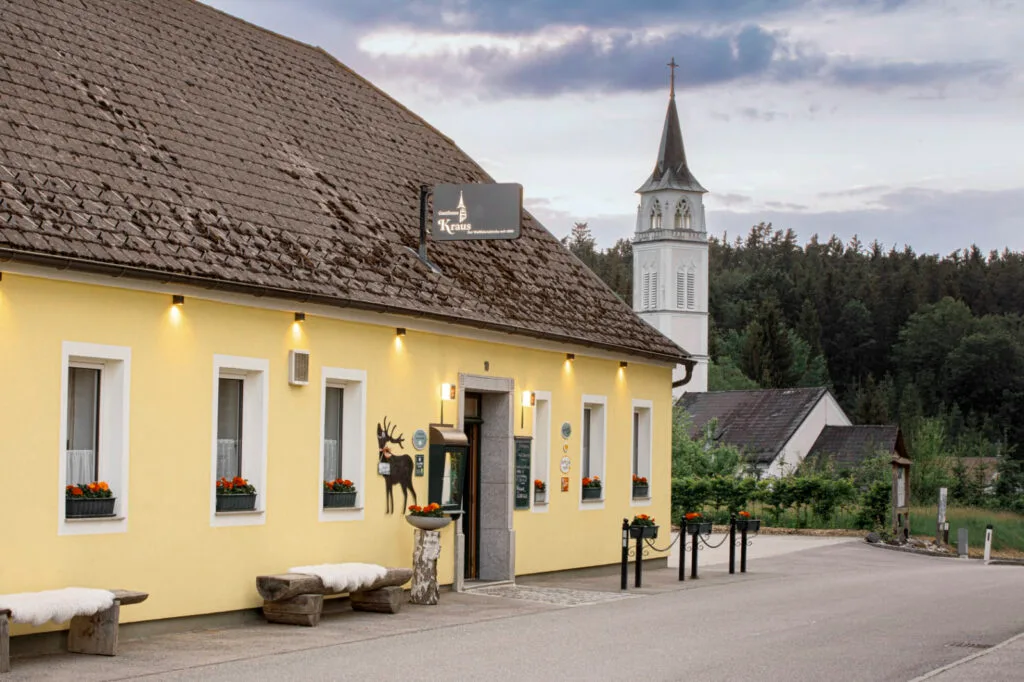 Gasthaus Kraus mit Wallfahrtskirche Maria Steinparz im Hintergrund