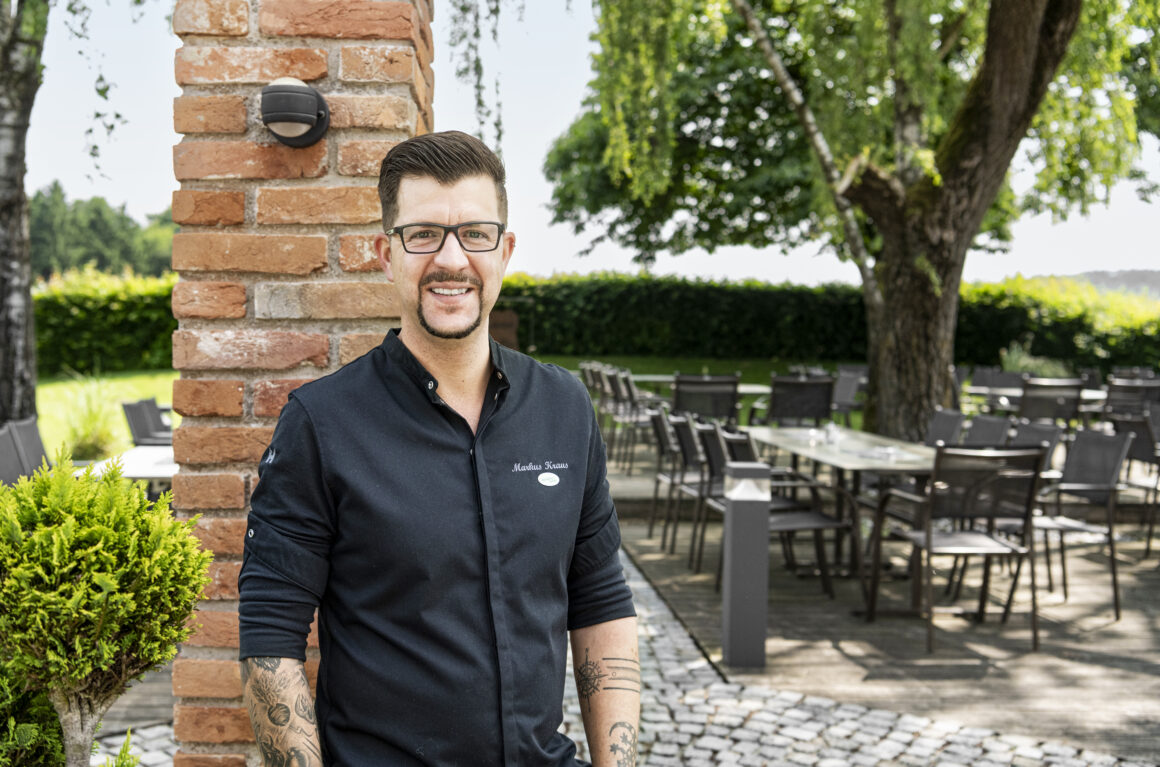 Markus Kraus im Gastgarten seines Wirtshauses