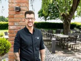 Markus Kraus im Gastgarten seines Wirtshauses