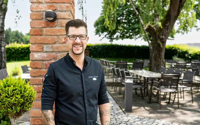 Markus Kraus im Gastgarten seines Wirtshauses