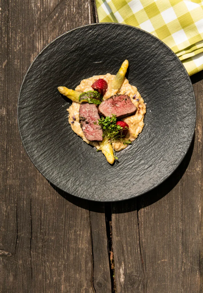 Kreativ angerichtetes Wildgericht mit Maibock und Spargel