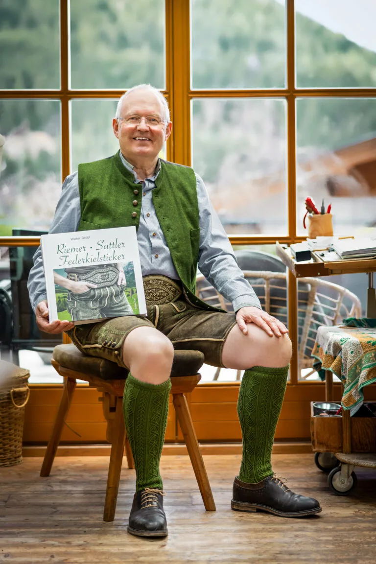 Walter Grübl mit Buch zur Federkielstickerei