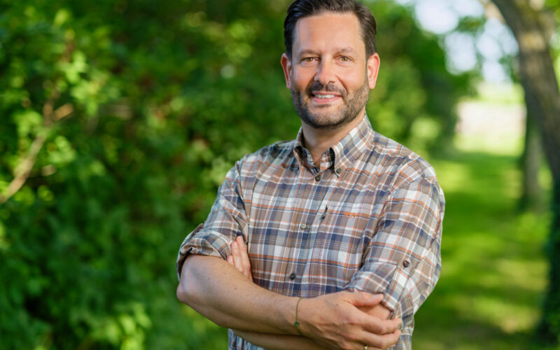 DI Christoph Metzker im Karohemd mit verschränkten Armen