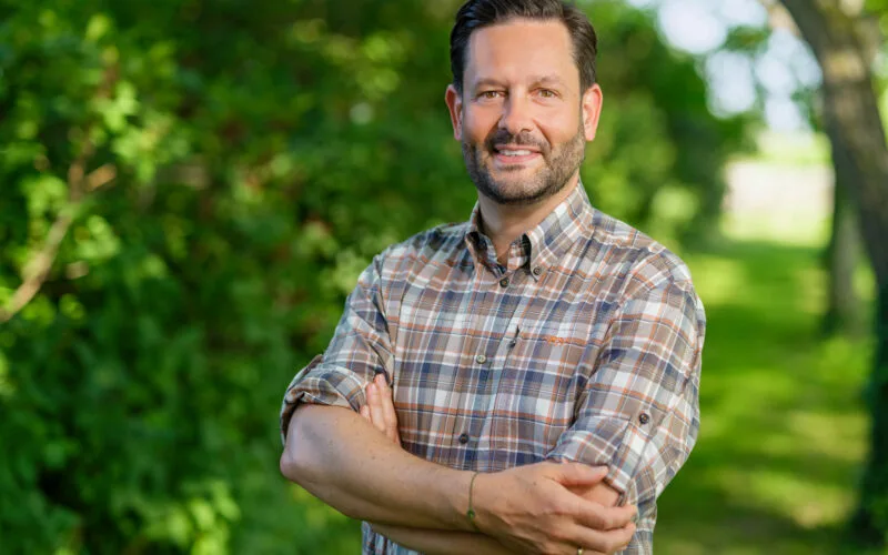 DI Christoph Metzker im Karohemd mit verschränkten Armen