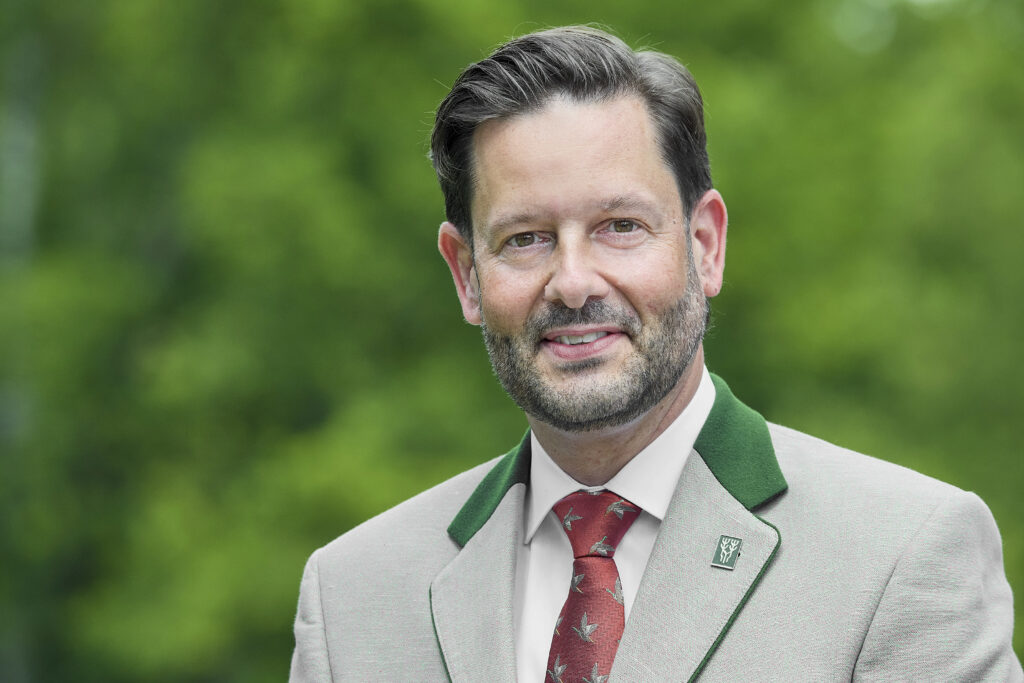 DI Christoph Metzker im Porträt, im Grünen, in Jagdtracht
