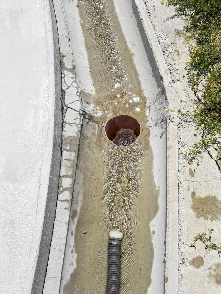 Wasser läuft durch ein Betonrohrsystem vom Windradfundament ab.