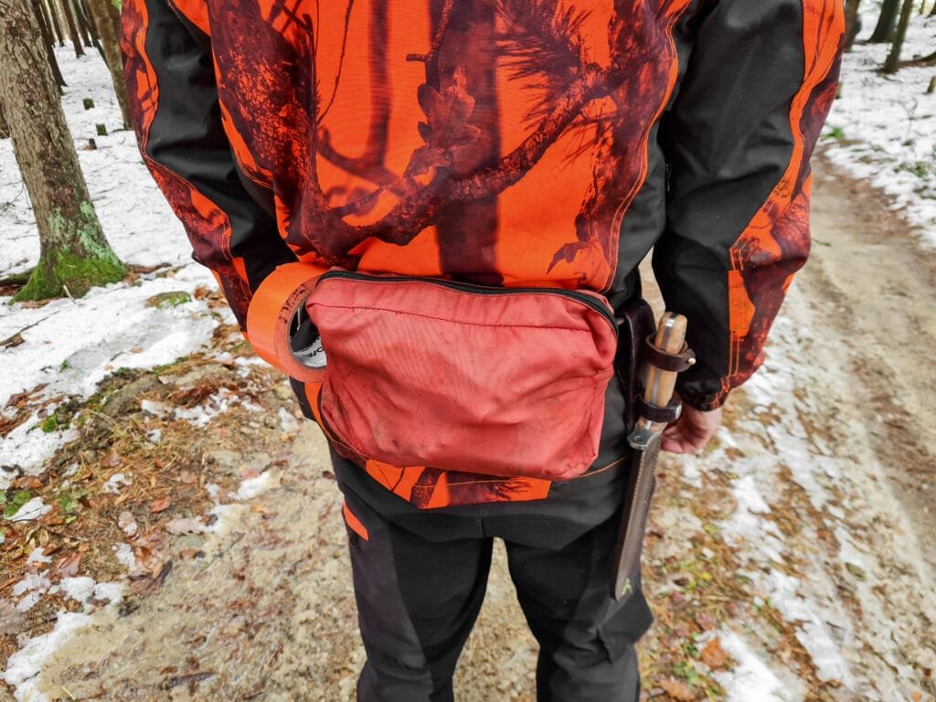 Ein Erste-Hilfe-Set ist bei der Jagd selbstverständlich immer dabei!
