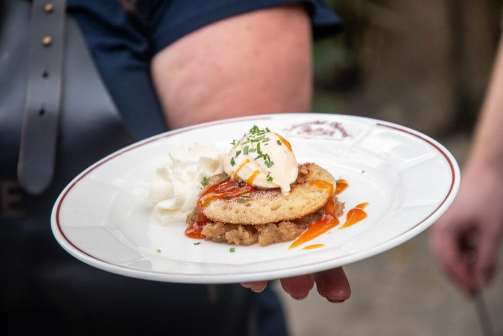 Nachspeise: Apfelblinis mit Apfelragout und Vanilleeis