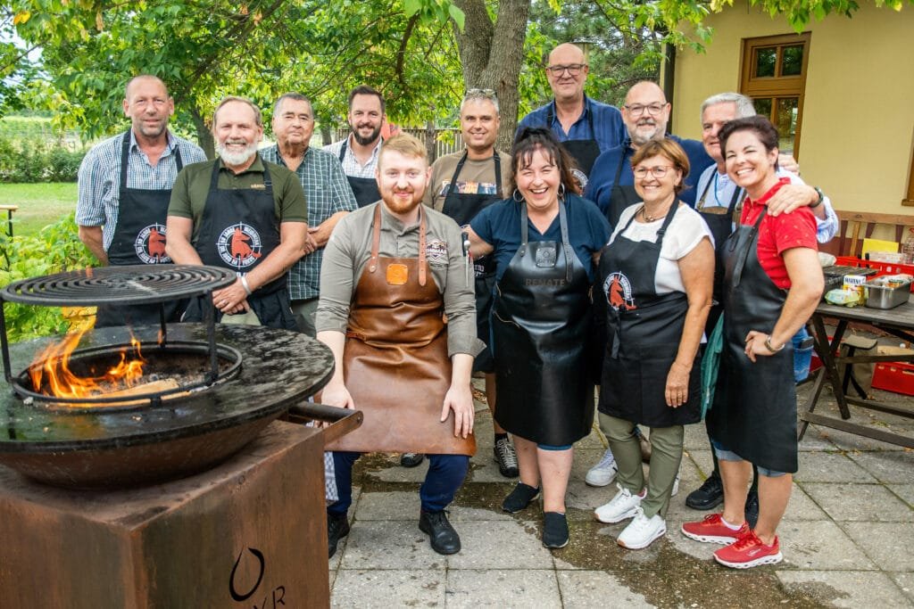 Teilnehmer beim Wild-Grillkurs mit Renate Zierler und OFYR beim "Thomas im Johanneshof" in Tattendorf.
