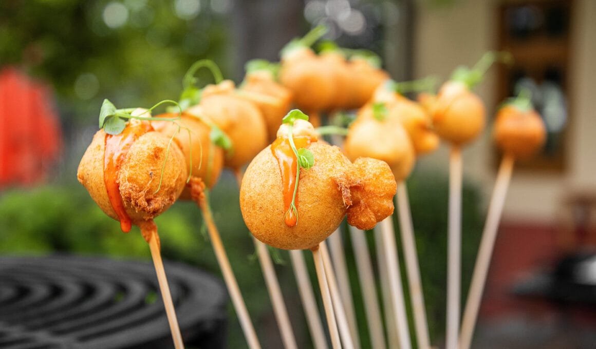 Wild-Bratwurst-Lollis im Backteig