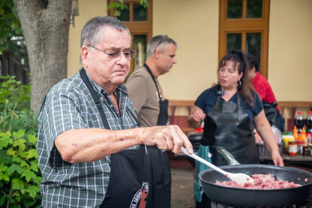 Kursteilnehmer bereitet den Tan-Tan-Salat vor.