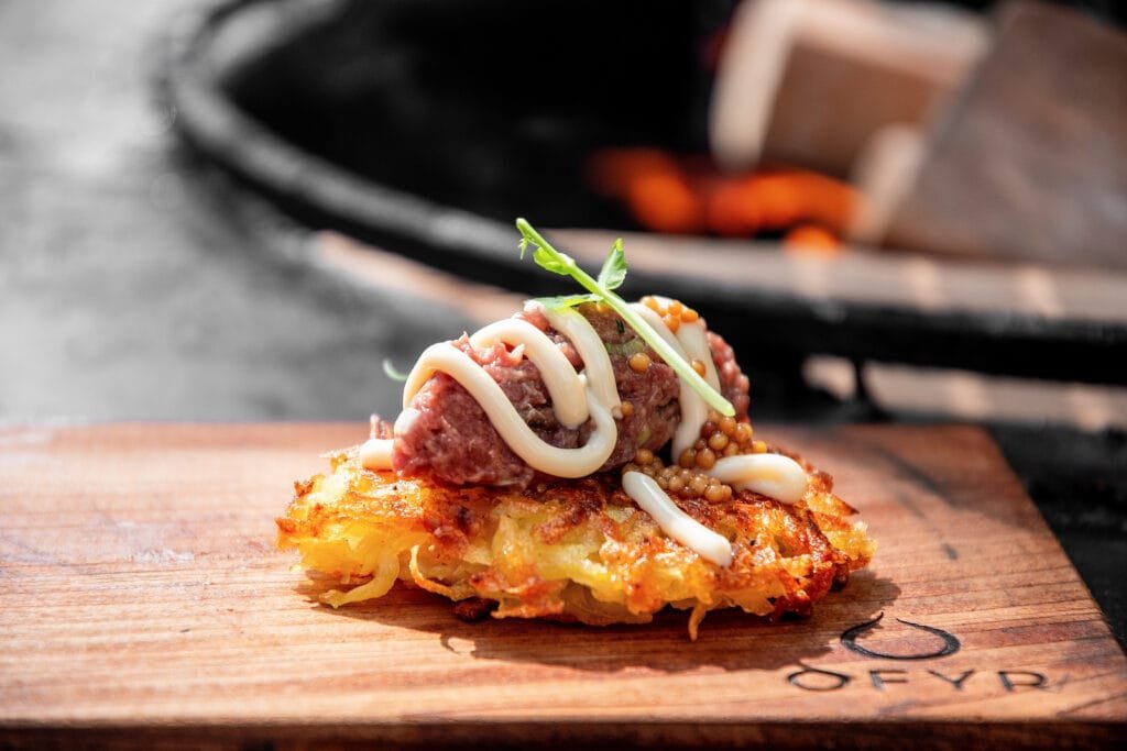 Beef Tatar vom Reh auf Erdäpfelrösti mit Senf-Kaviar und Zitronenmayonnaise