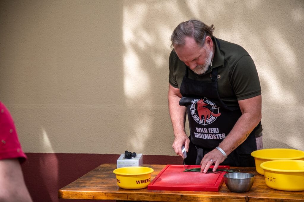 Die Teilnehmer des WEIDWERK Wild-Grillkurses mit Renate Zierler packten kräftig an!