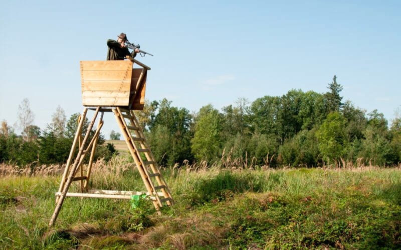 Eine erh&ouml;hte Schie&szlig;position kann hilfreich sein, um den Auftreffwinkel des Geschosses &uuml;ber 10&deg; zu halten.