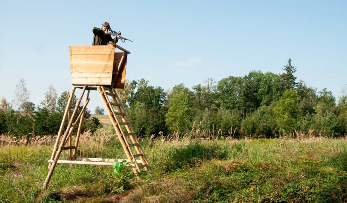 Eine erhöhte Schießposition kann hilfreich sein, um den Auftreffwinkel des Geschosses über 10° zu halten.