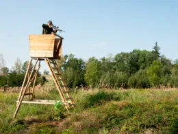Eine erhöhte Schießposition kann hilfreich sein, um den Auftreffwinkel des Geschosses über 10° zu halten.