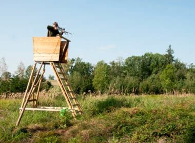 Eine erhöhte Schießposition kann hilfreich sein, um den Auftreffwinkel des Geschosses über 10° zu halten.