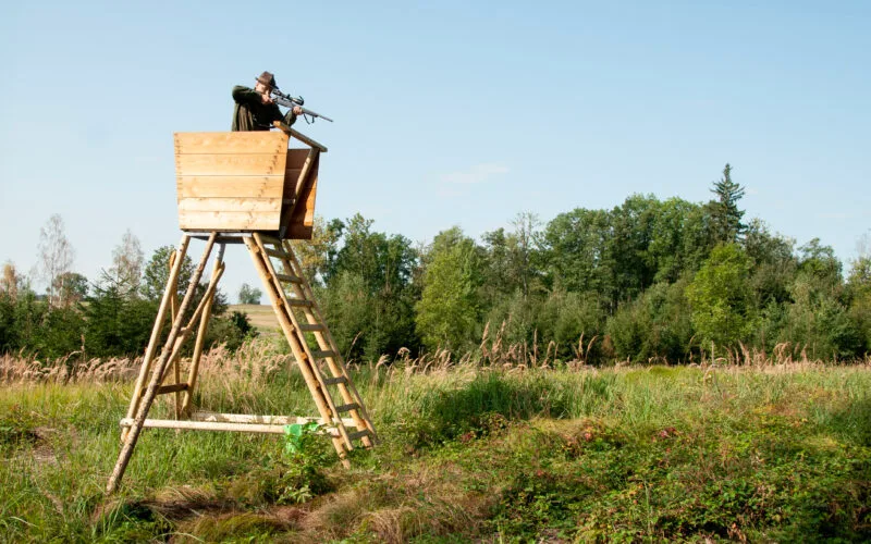 Eine erhöhte Schießposition kann hilfreich sein, um den Auftreffwinkel des Geschosses über 10° zu halten.