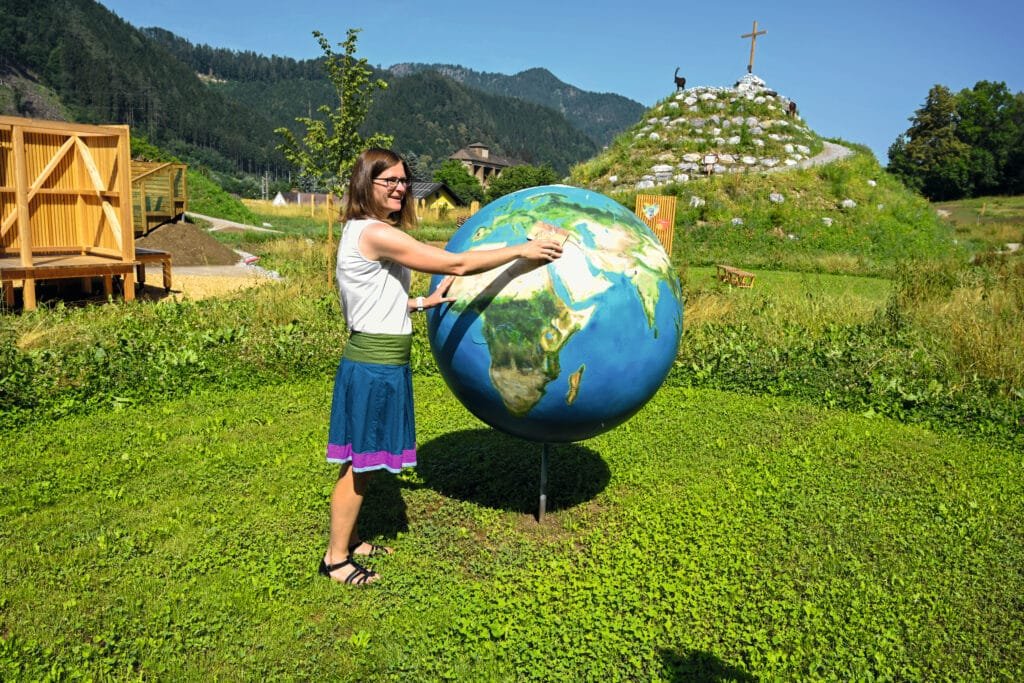 Naturwelten Steiermark: ein Highlight ist der "Mount Mixnitz", ein 10 Meter hoher Berg mit Gipfelkreuz und allem Drum und Dran. Foto Barbara Marko