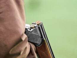 Jaeger mit Flinte, Detail Aufnahme, Niederwildjagd