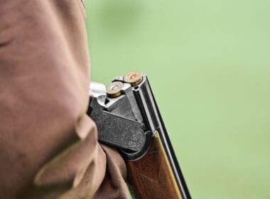 Jaeger mit Flinte, Detail Aufnahme, Niederwildjagd