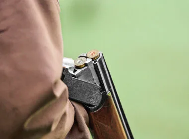 Jaeger mit Flinte, Detail Aufnahme, Niederwildjagd