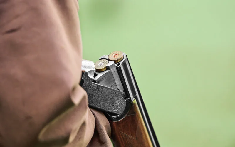 Jaeger mit Flinte, Detail Aufnahme, Niederwildjagd