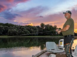 Angela auf Boot bei Dämmerung