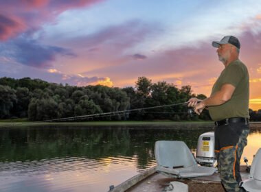 Angela auf Boot bei Dämmerung