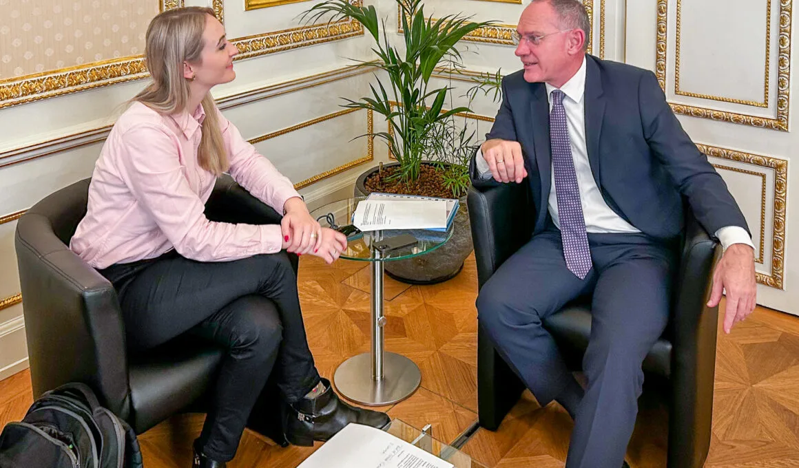 Michaela Landbauer, Redakteurin des WEIDWERKs, interviewt Innenminister Karner zur neuen Waffengesetznovelle 2025