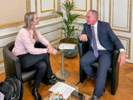 Michaela Landbauer, Redakteurin des WEIDWERKs, interviewt Innenminister Karner zur neuen Waffengesetznovelle 2025