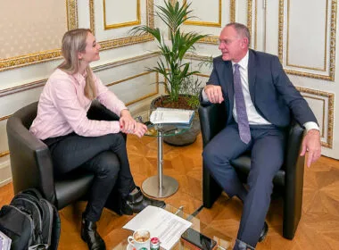 Michaela Landbauer, Redakteurin des WEIDWERKs, interviewt Innenminister Karner zur neuen Waffengesetznovelle 2025