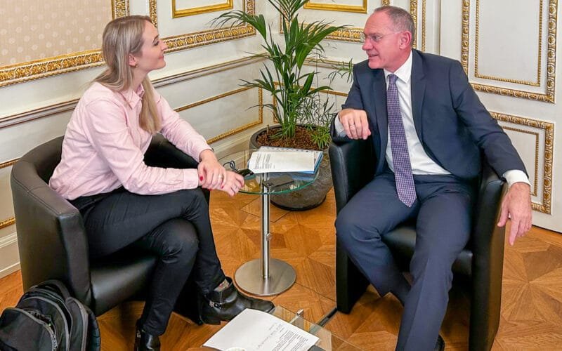 Michaela Landbauer, Redakteurin des WEIDWERKs, interviewt Innenminister Karner zur neuen Waffengesetznovelle 2025