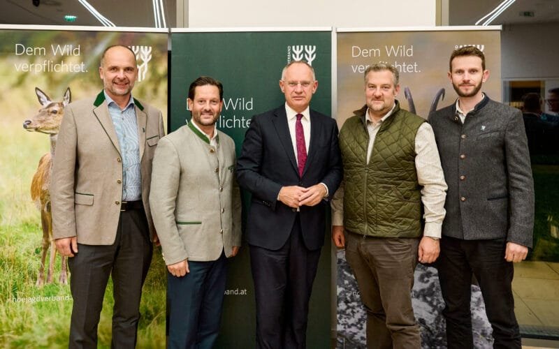 Der LJM von N&Ouml;, das Pr&auml;sidium, der Gesch&auml;ftsf&uuml;hrer und Innenminister haben sich getroffen, um die neue Waffengesetznovelle 2025 zu besprechen.