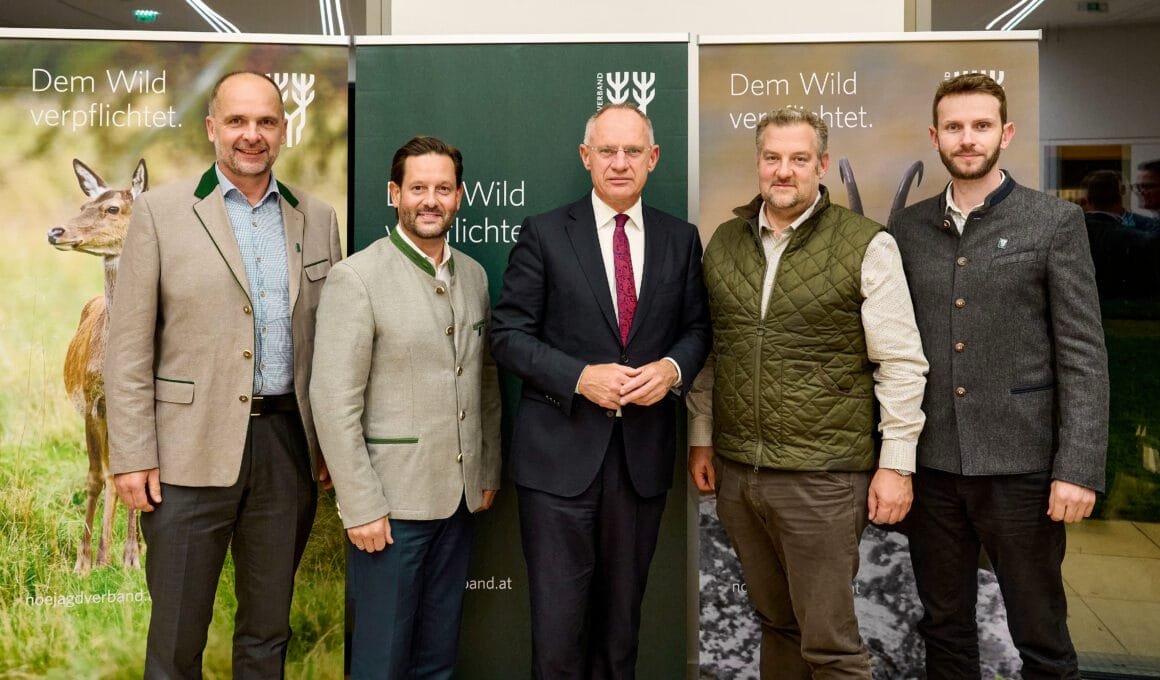 Der LJM von NÖ, das Präsidium, der Geschäftsführer und Innenminister haben sich getroffen, um die neue Waffengesetznovelle 2025 zu besprechen.