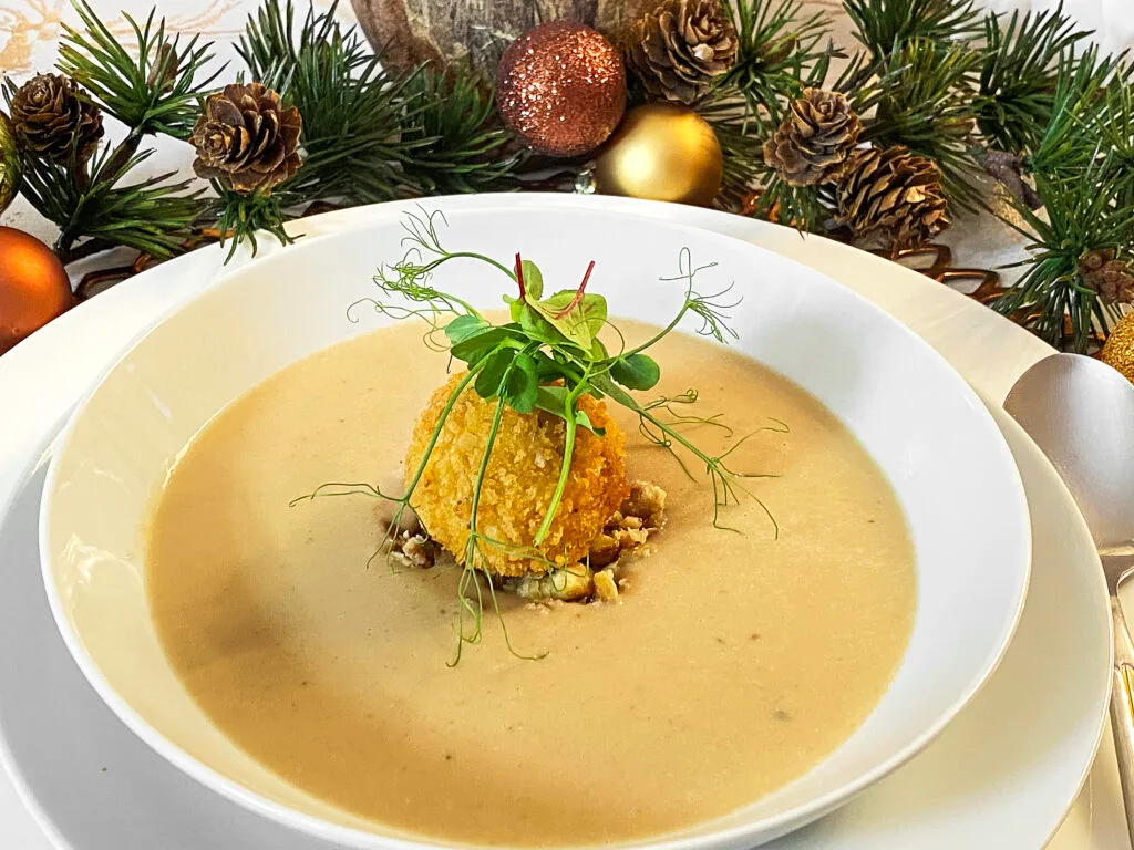 Das Weichnachtsmenü 2026 mit Maronisuppe mit Rehleberknödel als Vorspeise