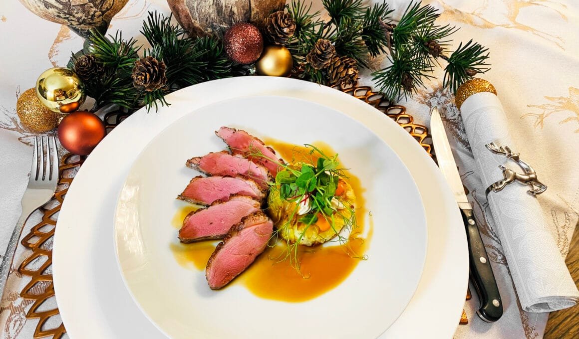Das Weichnachtsmen&uuml; 2026 mit Ente Teriyaki mit Tr&uuml;ffel-Kartoffelgratin als Hauptspeise