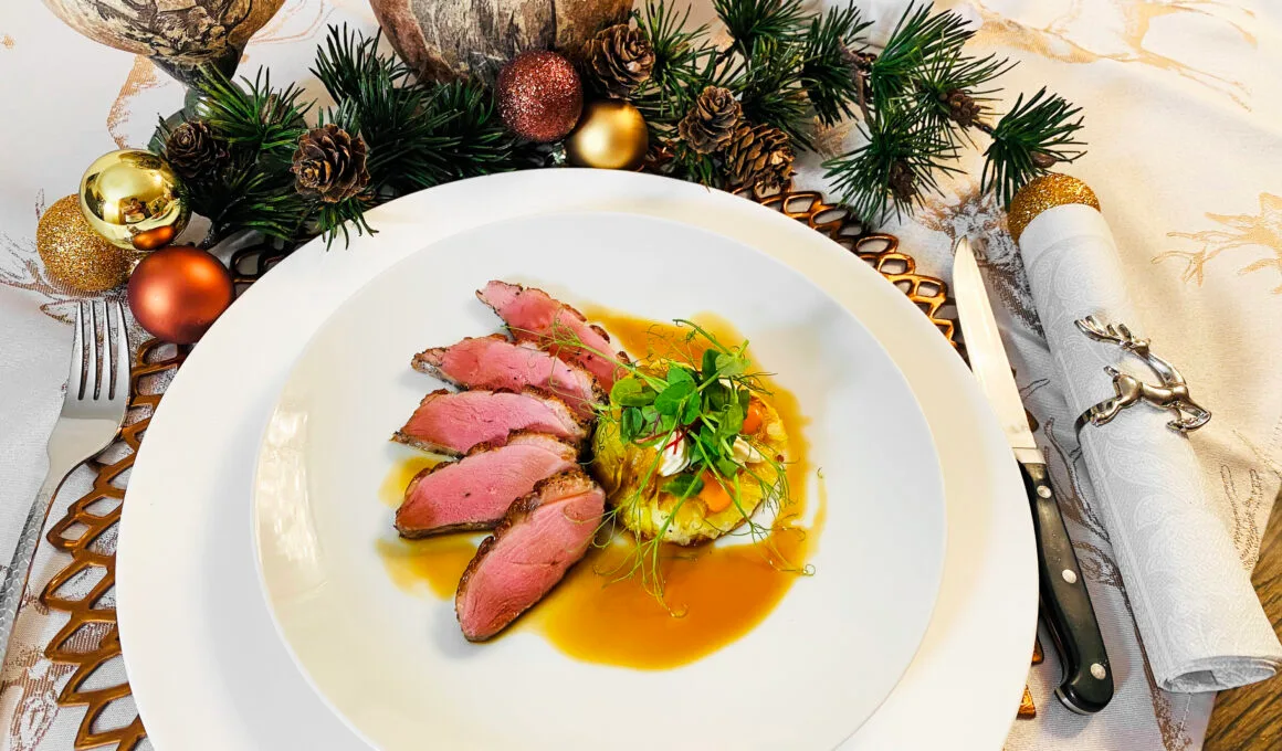 Das Weichnachtsmen&uuml; 2026 mit Ente Teriyaki mit Tr&uuml;ffel-Kartoffelgratin als Hauptspeise