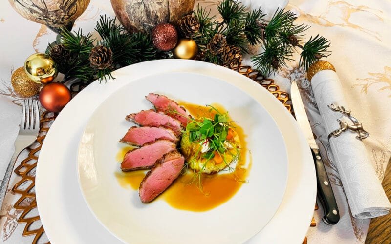 Das Weichnachtsmenü 2026 mit Ente Teriyaki mit Trüffel-Kartoffelgratin als Hauptspeise