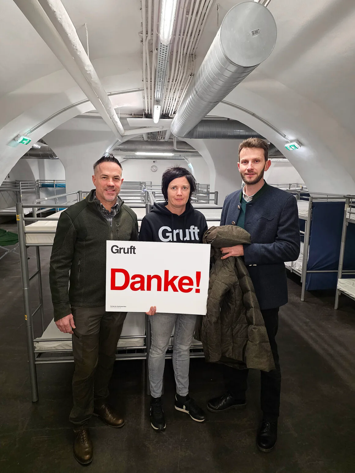 Martin Grasberger und Leo Obermair &uuml;bergaben die von den Leserinnen und Lesern des WEIDWERKs eingesendet Kleiderspende an die Gruft.