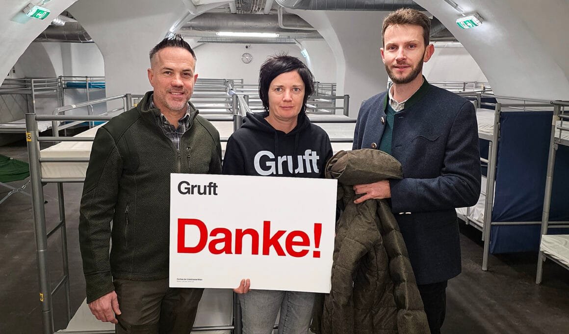 Martin Grasberger und Leo Obermair &uuml;bergaben die von den Leserinnen und Lesern des WEIDWERKs eingesendet Kleiderspende an die Gruft.