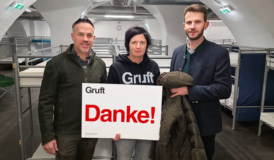 Martin Grasberger und Leo Obermair &uuml;bergaben die von den Leserinnen und Lesern des WEIDWERKs eingesendet Kleiderspende an die Gruft.