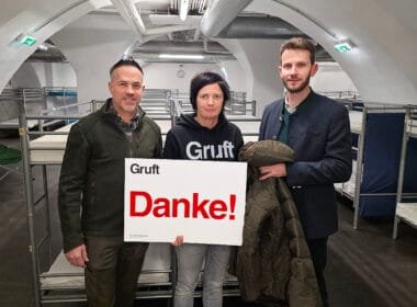 Martin Grasberger und Leo Obermair übergaben die von den Leserinnen und Lesern des WEIDWERKs eingesendet Kleiderspende an die Gruft.